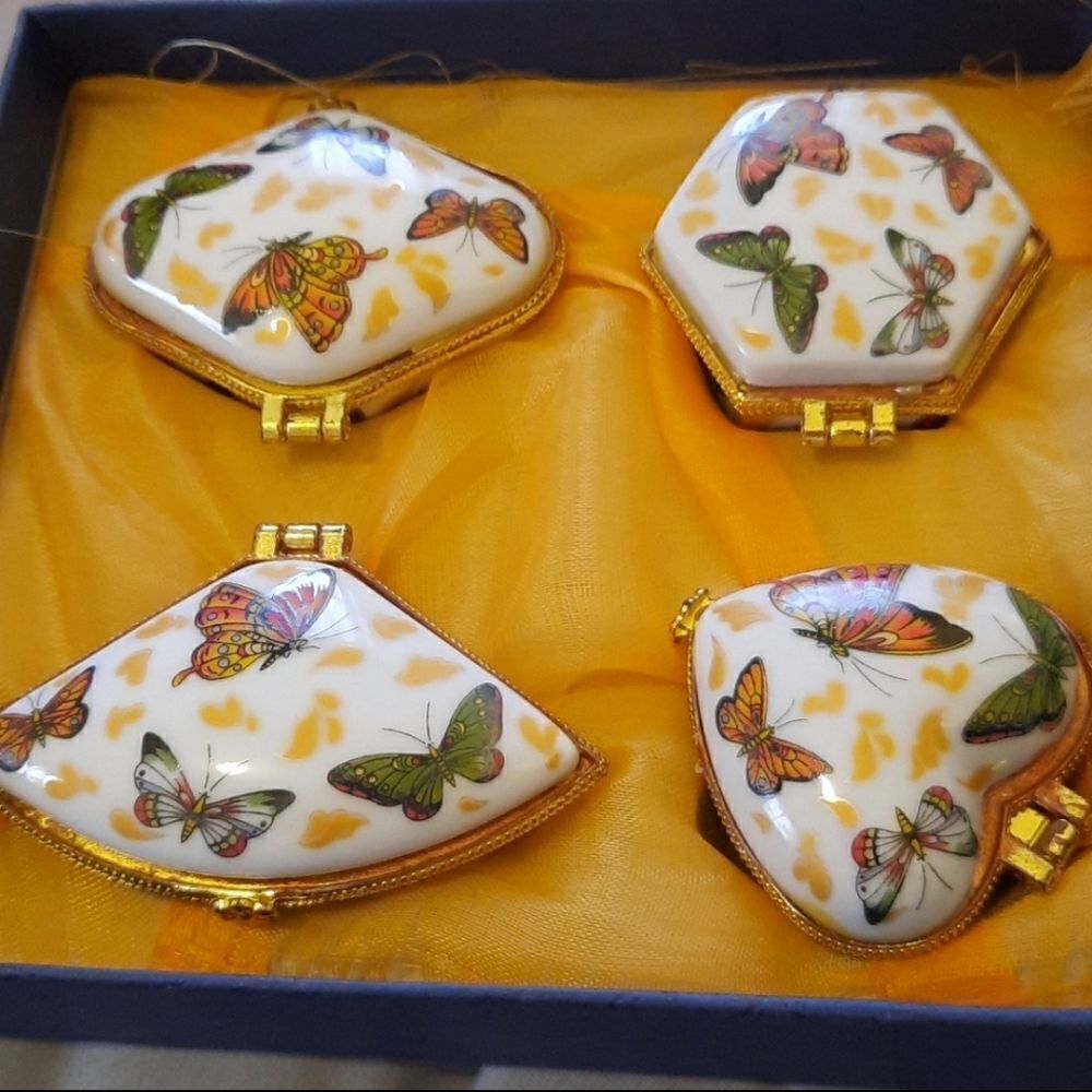 NIB Set of 4 Small Hinged Butterfly Patterned Porcelain Trinket Boxes